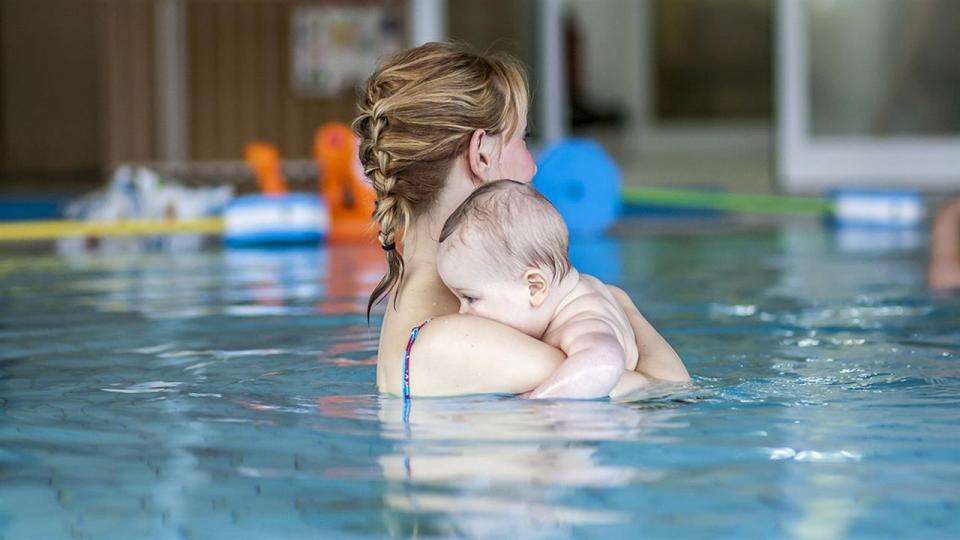 Baby swimming: Καλή ή κακή ιδέα;