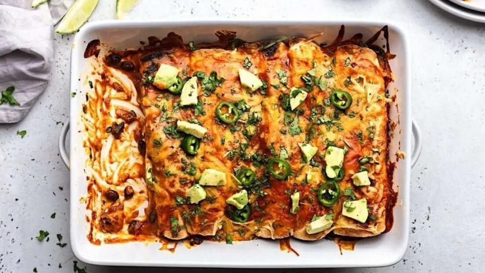 Γλυκοπατάτα και μαύρα φασόλια σε σάλτσα Enchiladas