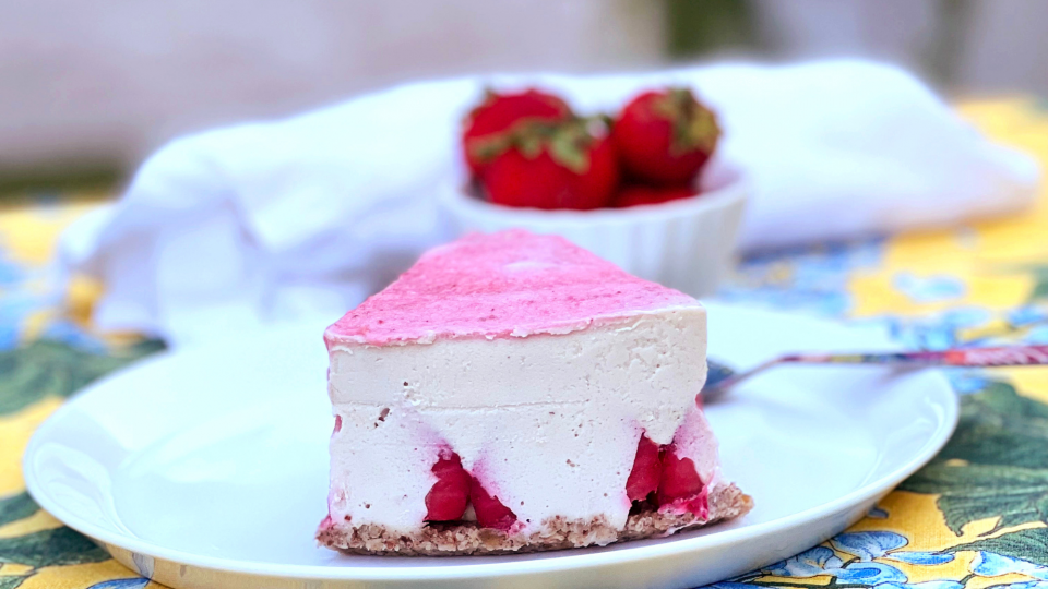 VEGAN CHEESECAKE ΜΕ ΦΡΑΟΥΛΑ ΚΑΙ ΜΠΙΣΚΟΤΑ ΛΕΜΟΝΙΟΥ