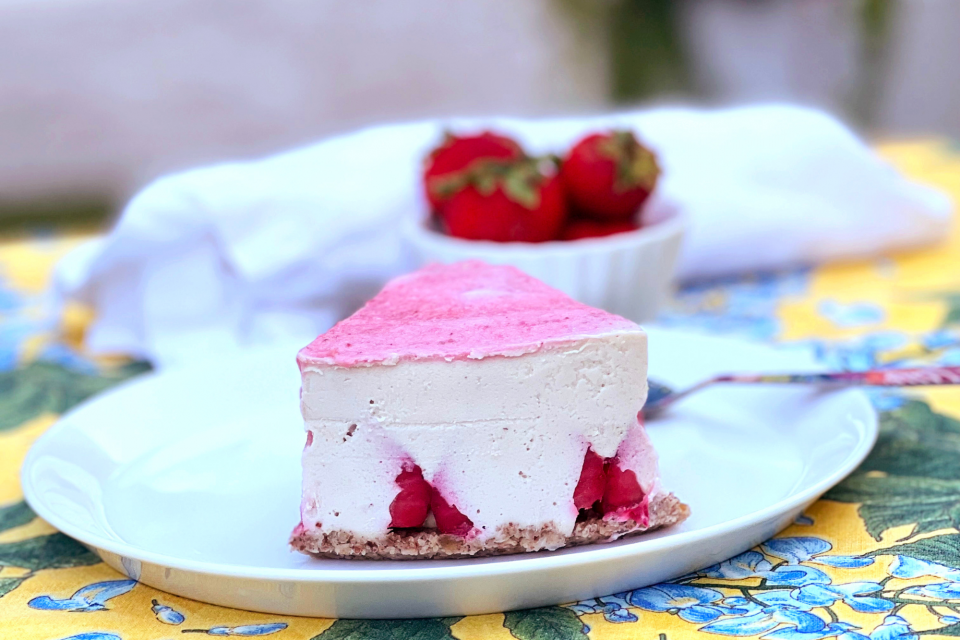 VEGAN CHEESECAKE ΜΕ ΦΡΑΟΥΛΑ ΚΑΙ ΜΠΙΣΚΟΤΑ ΛΕΜΟΝΙΟΥ