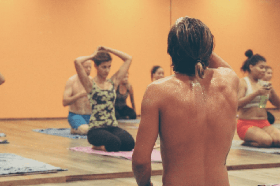 Hot Yoga: Τι είναι και πόσο ωφέλιμη είναι;